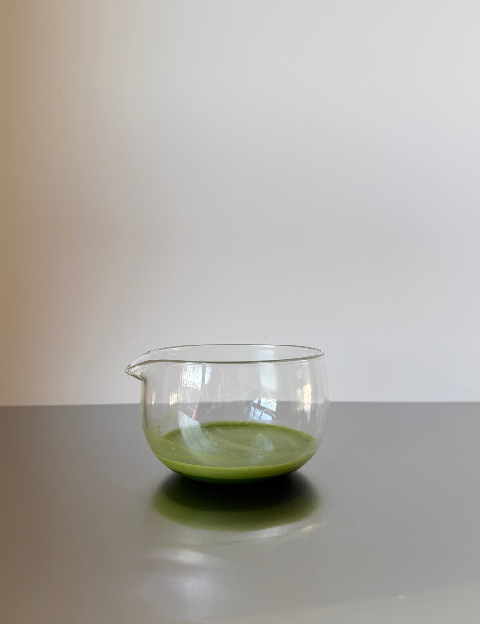 The Glass Set (Bowl + Whiskholder) | Ceremonial Grade A Matcha från Japan – Monday Matcha